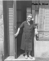 Madame Jambon sur son pas de porte